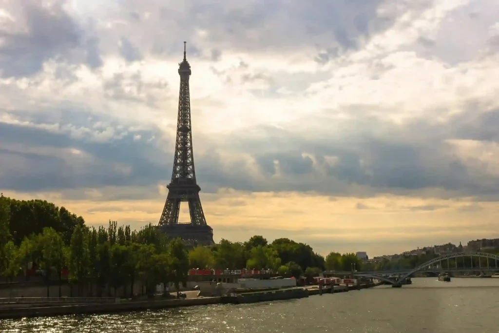Eiffel Tower in Paris, France – travel destination for Pakistani nationals applying for France Schengen Visa 2025